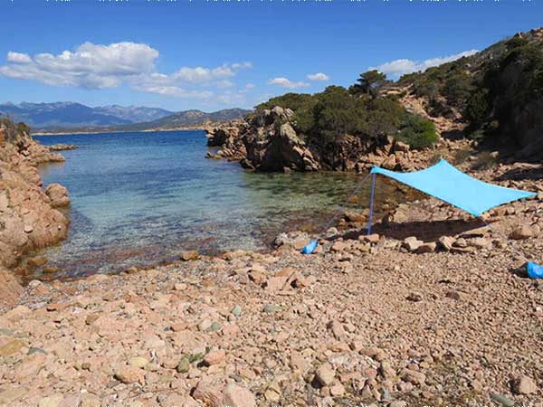 Tente de plage Shandysand dans les pierres