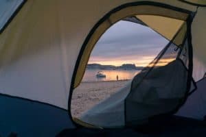 Dormir à la plage, est-ce possible ?