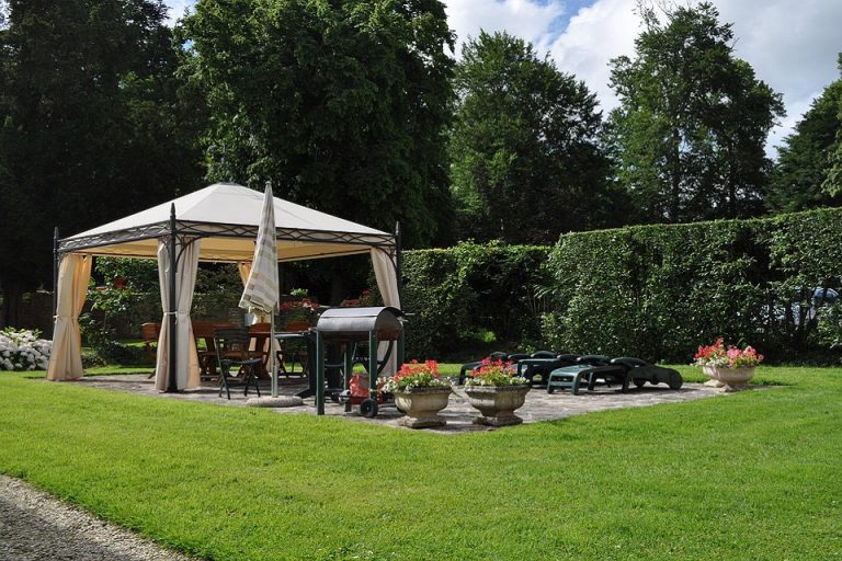 Solutions pas chères pour se protéger du soleil dans le jardin