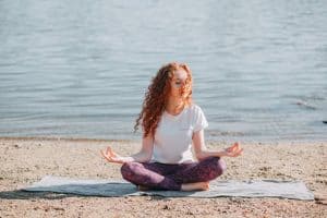Yoga à la plage : mode d'emploi