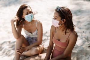 Port du masque à la plage et peau : précautions