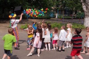 Goûter d’anniversaire pour enfant dans le jardin : que faut-il préparer ?