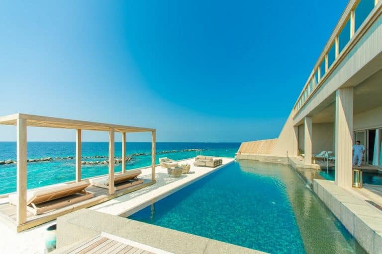 Quel est le meilleur pour nager : piscine ou mer ?