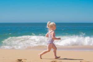 Comment s'assurer de la sécurité des enfants à la plage