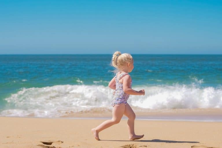 Comment s'assurer de la sécurité des enfants à la plage