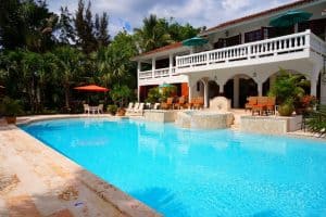 Comment décorer le bord de sa piscine ?